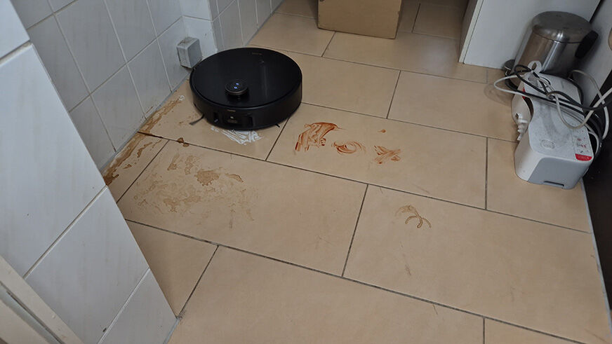 Der MOVA Z60 Ultra Roller fährt im Extremtest über eingetrocknete Flecken aus Ketchup, Quark und Kaffee.